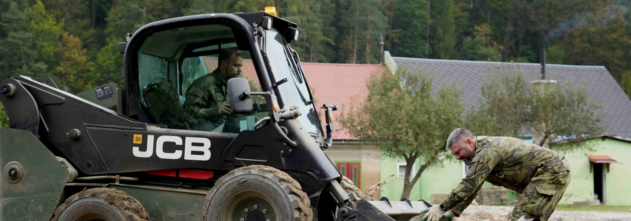 Armádní logistici pomáhají v terénu s likvidací následků povodní 